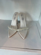 Load image into Gallery viewer, Clear Strap White Pearl Heels
